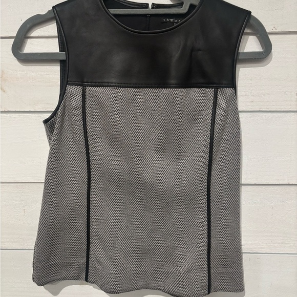 Theory Modern Seamed Shell
Leather Detailing Black and Gray in size 0 - Picture 2 of 14